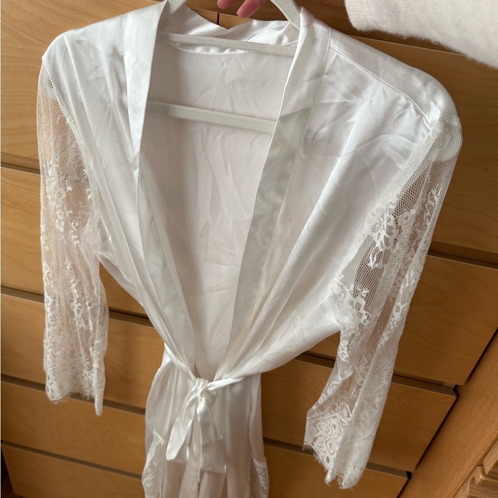 Elegant White Lace Robe